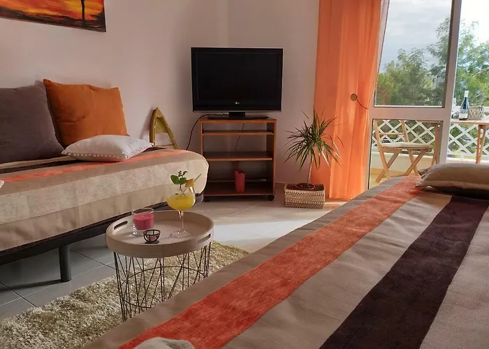 Pretty Sunny Guest Apartment